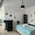 Uniri Urban Escape Apartment *